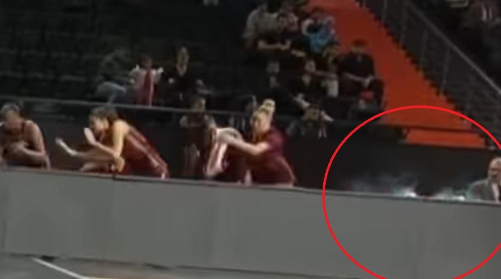 Disavventura Reyer in Turchia: fumo dal led davanti la panchina