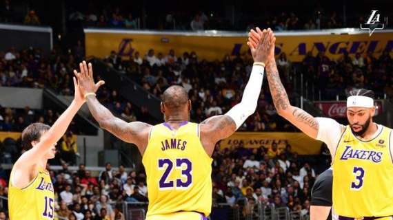 NBA - I Lakers all'attacco vincente del canestro dei Chicago Bulls