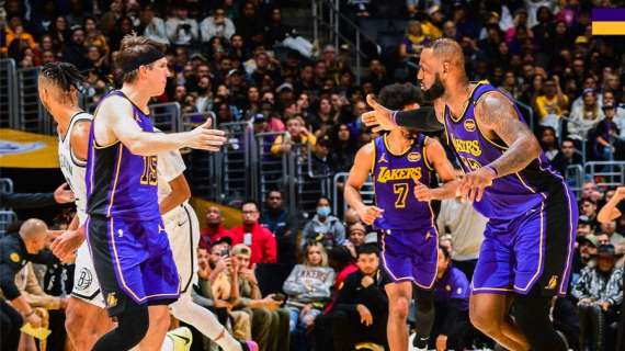 NBA - Brilla Austin Reaves, i Lakers vincono di misura sui Nets