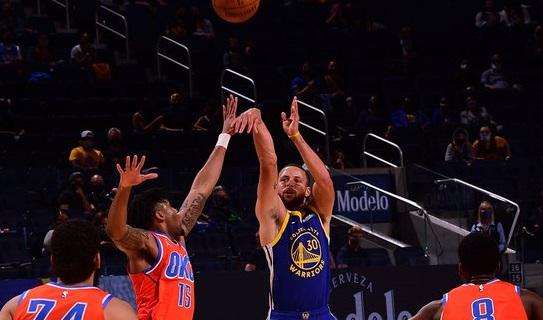 NBA - 49 punti in 29' di Curry: così i Warriors distruggono i Thunder