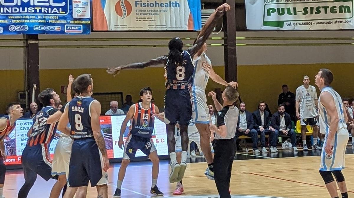 Serie B - Il finale condanna la Robur Saronno contro il Basket Pizzi