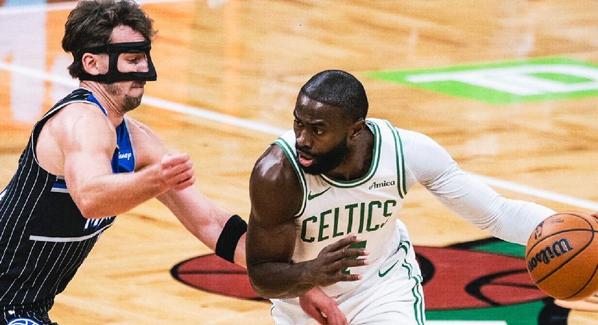 Con 35 punti Jaylen Brown trascina i Celtics a sovrastare dei Magic tenaci