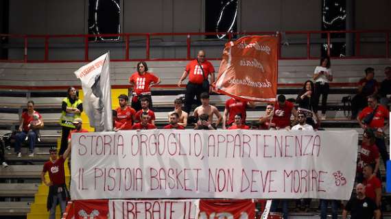 «Il Pistoia Basket non deve morire», lo striscione dei tifosi toscani a Napoli