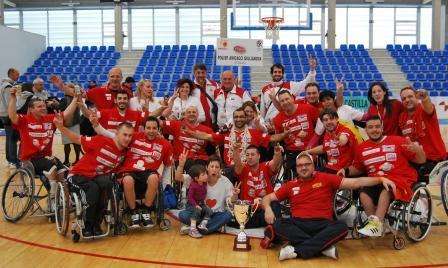 Gli Amicacci con la Coppa Vergauwen 2012.