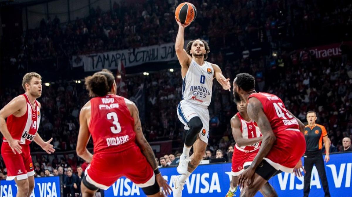 L'Olympiacos cede nel finale: l’Efes di Kokoskov espugna il Pireo