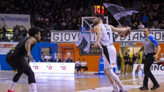 A2 - Scazzottata tra ultras al PalaCarnera in Udine vs Cremona
