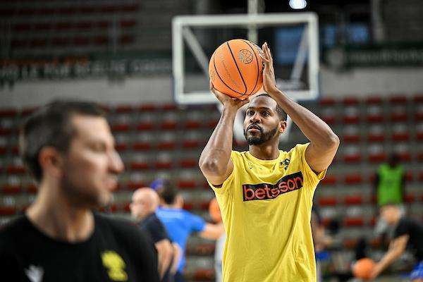 Langston Hall, ex Pistoia e Cantù, si ritira dal basket agonistico