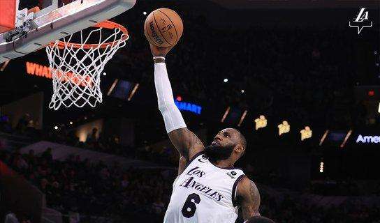 NBA - I Lakers di LeBron battono gli Spurs senza convincere