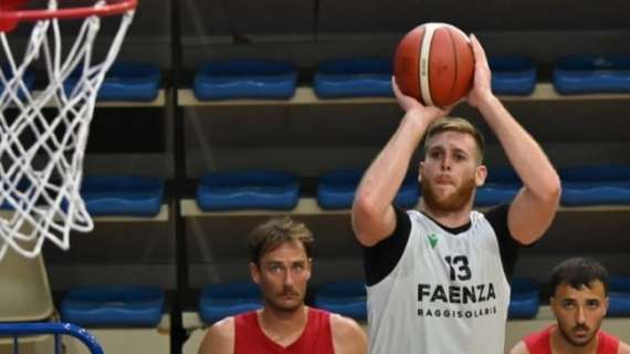 Serie B - Il derby tra Raggisolaris Faenza e Baskers all'insegna delle triple