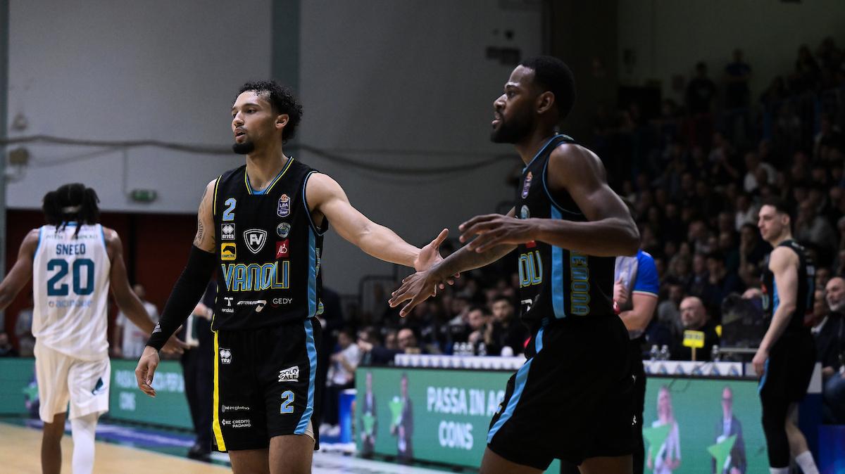 La Vanoli Cremona vince un duello mozzafiato contro la Pall. Cantù