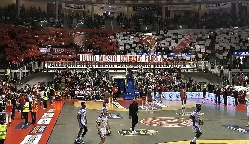 «Tutto questo non può finire»: Trieste, cori contro FIP e Petrucci. Cosa scrive la stampa