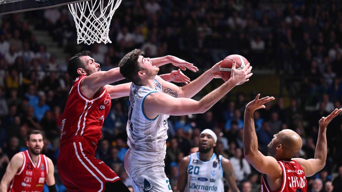 Highlights LBA | Il derby lombardo tra Cantù e Olimpia Milano al Paladesio