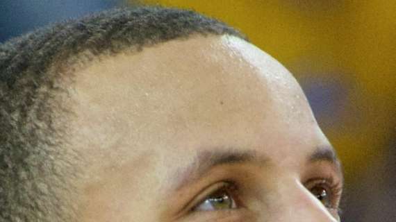 NBA - Curry scrive un'altra pagina di storia, record di triple stagionali