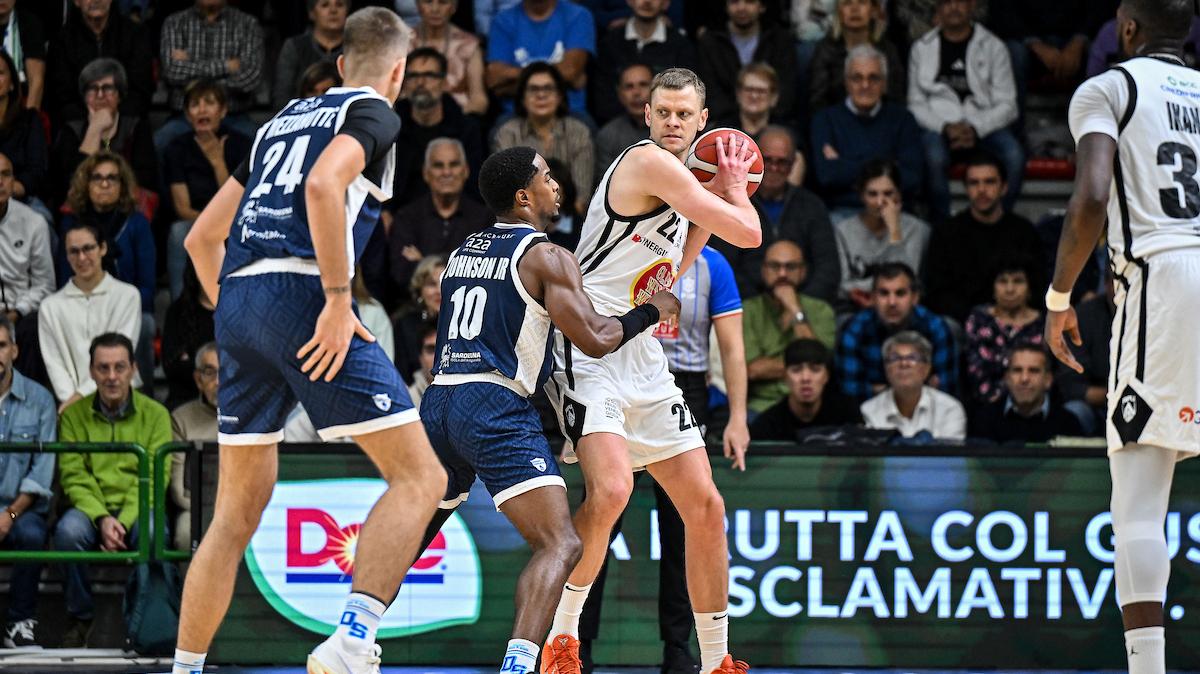 Udine avanti a Sassari, il tabellino al 20': l'ex Bendzius a quota 13 punti