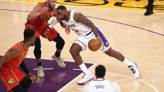 NBA - LeBron James mostra a Kobe Bryant i nuovi Lakers