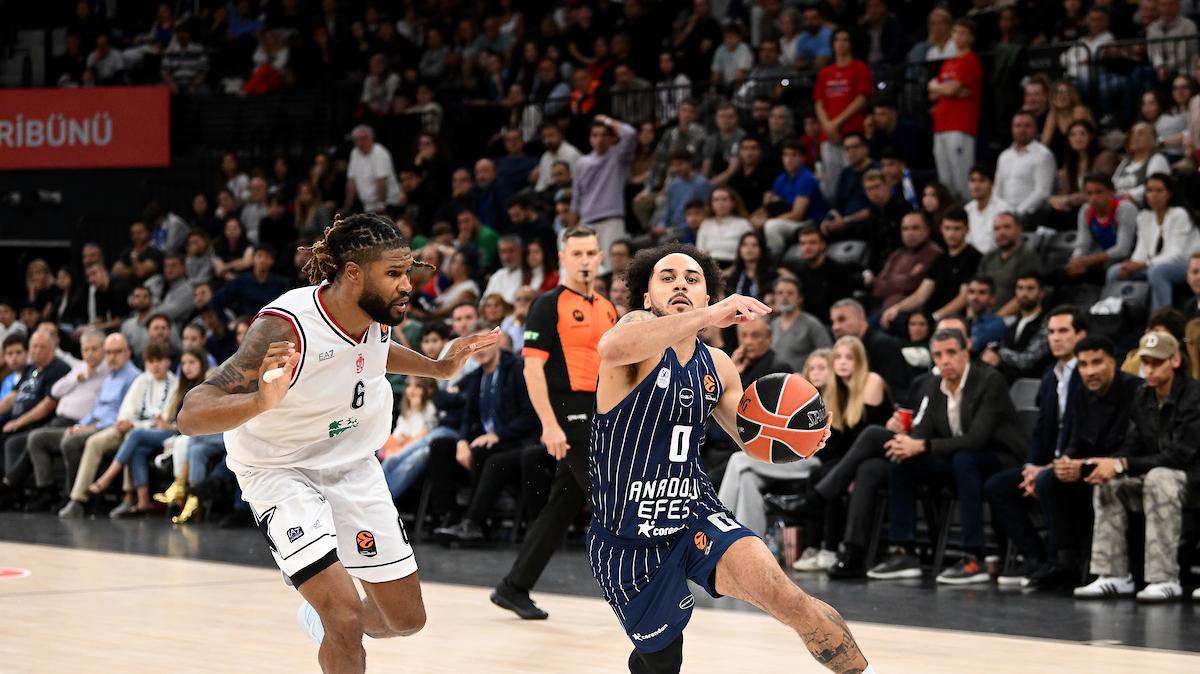 Anadolu Efes, Shane Larkin vuole lasciare il club, ma il contratto pesa