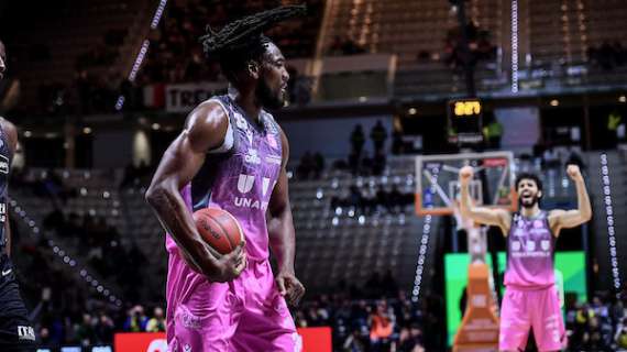 F8 | Kenneth Faried espulso: sfortunato colpo al volto a Quinn Ellis