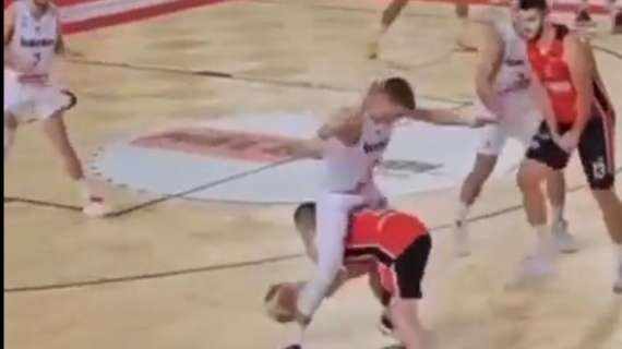 Un giocatore del campionato bosniaco in un dribbling inimmaginabile