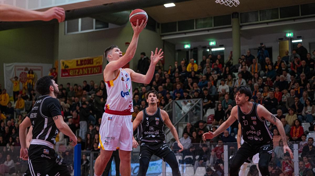 Serie B - Serata da sogno al PalaCosta: una grande OraSì si impone contro Caserta