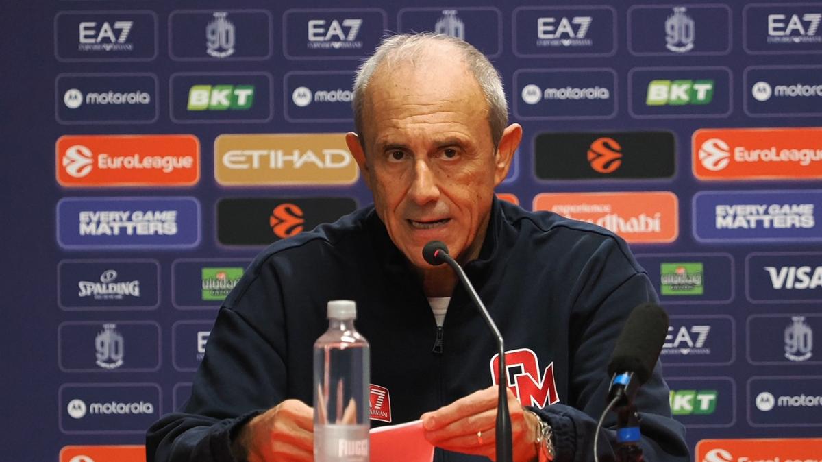 Ettore Messina: «LeDay non sta bene. Gli arbitri? Non seguono le regole»