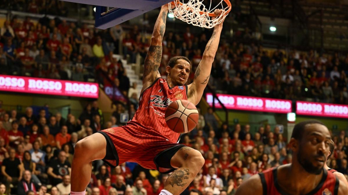 C'è solo Trieste in campo: notte da record, Napoli sprofonda