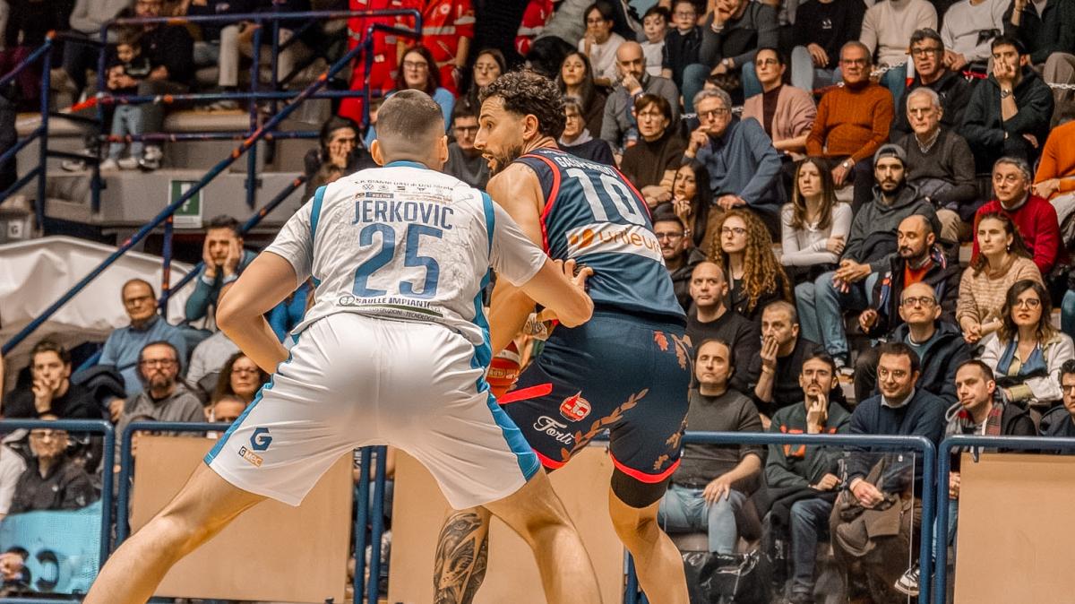 Unieuro Forlì spreca il +16 iniziale e Ruvo di Puglia la punisce nel finale