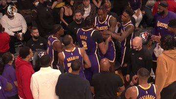 NBA - Lakers: rissa in campo tra Anthony Davis e Dwight Howard