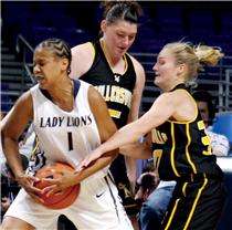 Napoli firma Tyra Angela Grant