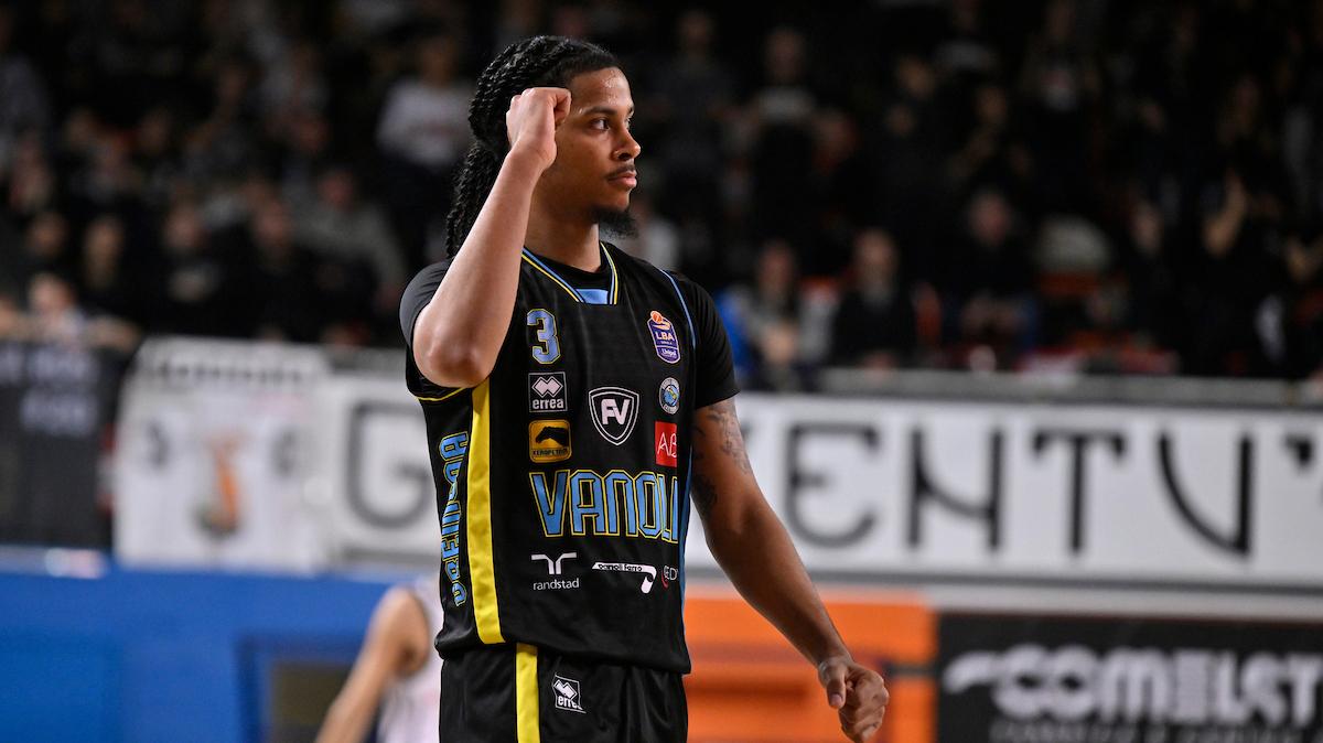 Valtur Brindisi, le scuse di Copeland mentre si avvicina Tajion Jones