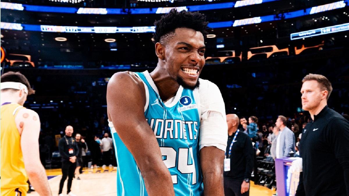 Lakers in crisi profonda: LaMelo Ball e gli Hornets affondano Los Angeles