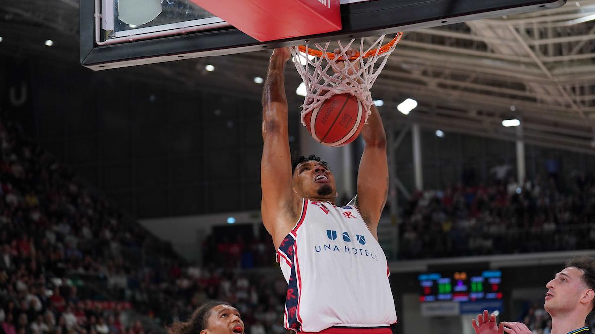 Reggio Emilia è un fiume in piena e travolge la Vanoli Cremona