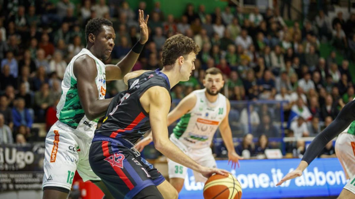 Serie B - La Stosa lotta ma esce sconfitta nel derby con la Mens Sana