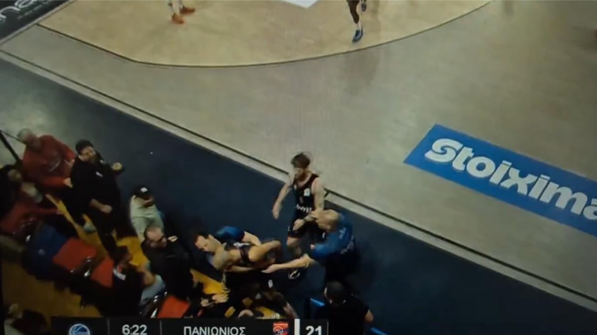 Furia Fournier: va contro un tifoso in tribuna e viene espulso (video)