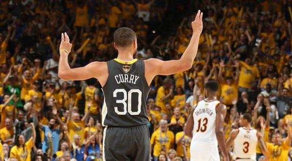 NBA - Steph Curry saluta e Golden State vola via sul 2-0 con i Cavaliers