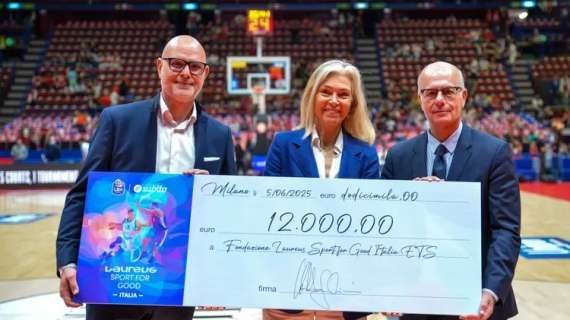 Il Presidente LBA Gandini consegna a Daria Braga (Direttore Fondazione Laureus ETS) l'assegno per il ricavato dalla vendita di memorabilia su Subito