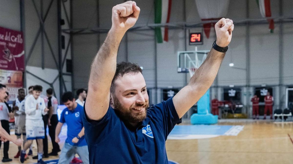 Serie B - Ristopro Janus Basket Fabriano conferma coach Elia Rossi