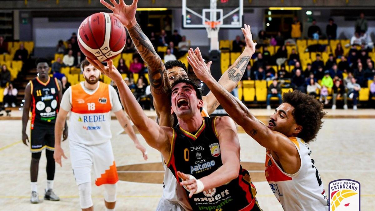 Serie B - Basket Academy sfiora l’impresa al Pala Calafiore della Redel Viola