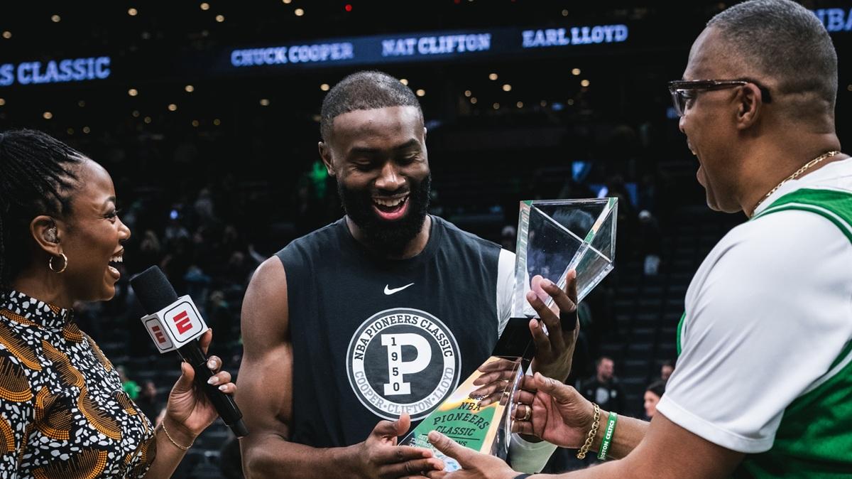 Jaylen Brown domina e i Celtics travolgono i Bucks