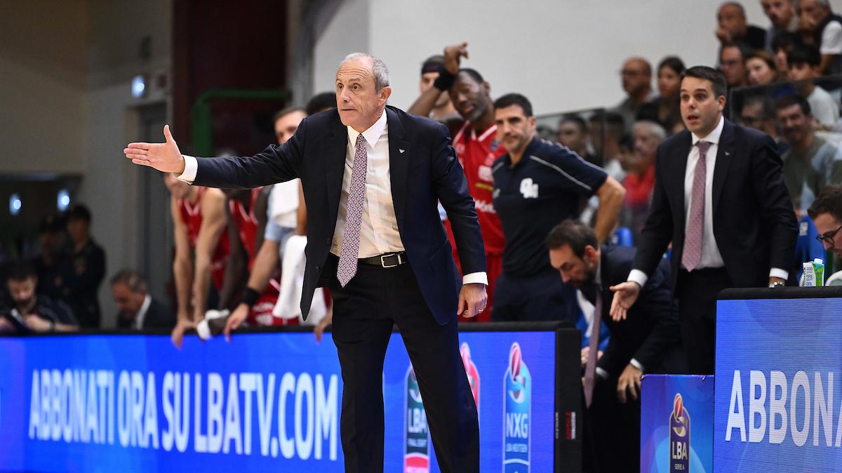 Olimpia, Messina: «Rotazioni più corte e difesa salita di tono. Flaccadori? Si fa trovare sempre pronto»