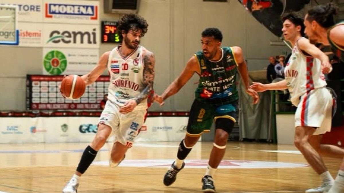 Serie B - Le triple di Martinez e Angri piegano la Climaway Monopoli in gara 1