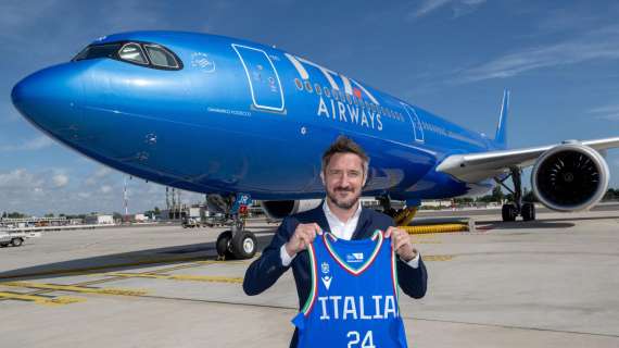Italbasket con un aereo ITA Airways dedicato a Gianmarco Pozzecco