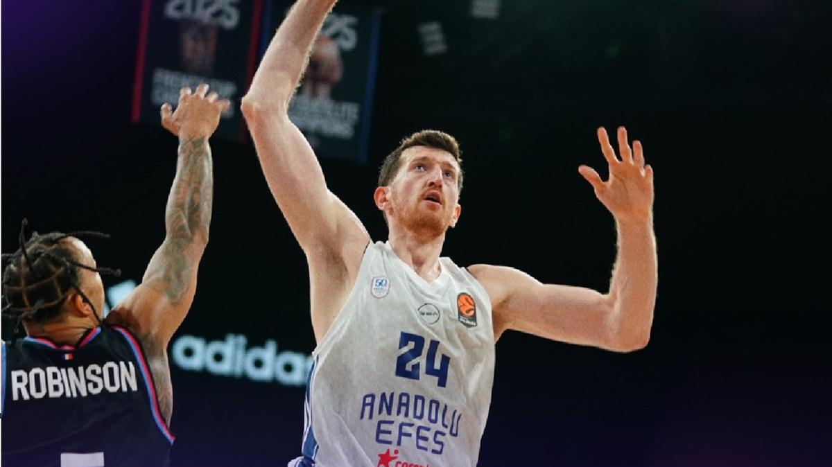 L'Anadolu Efes viene via da Parigi con due punti preziosi