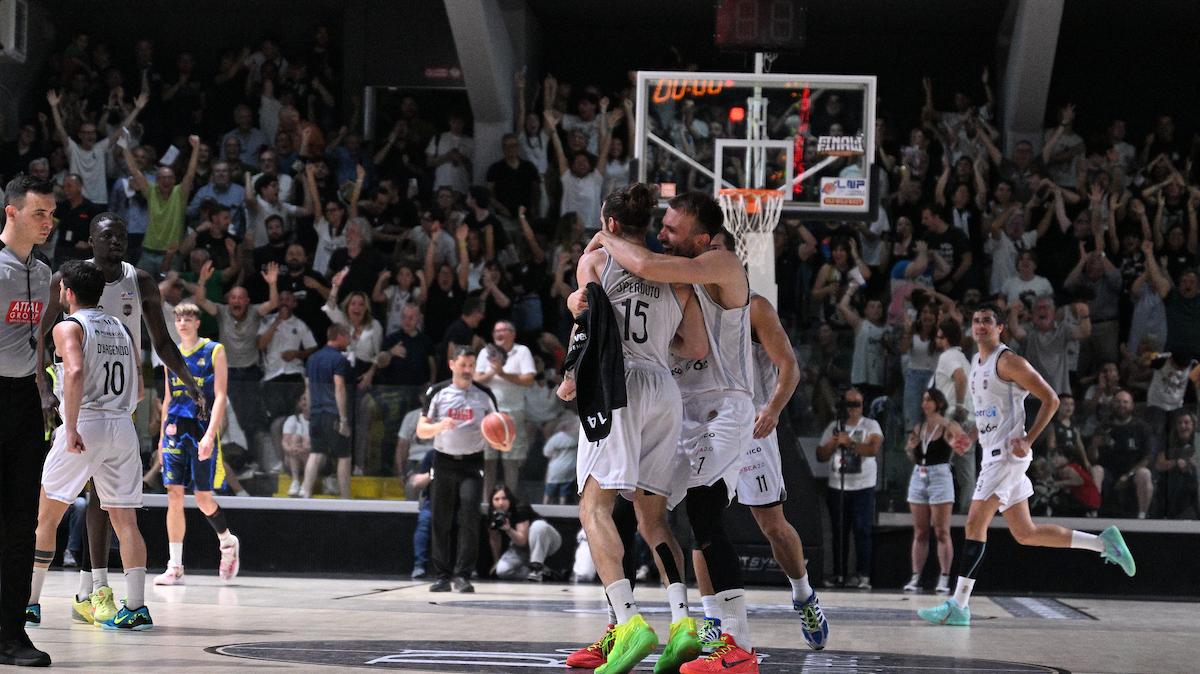 La Juvecaserta non sbaglia e vola in A2, per Vigevano è spareggio promozione