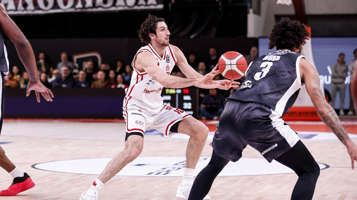 Milano trova l’allungo nel terzo quarto e sbanca la Nova Arena