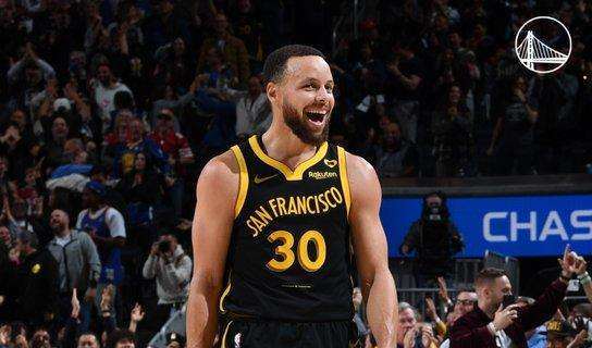 NBA - Warriors, Steph Curry acciuffa la vittoria sui Suns all'ultimo secondo