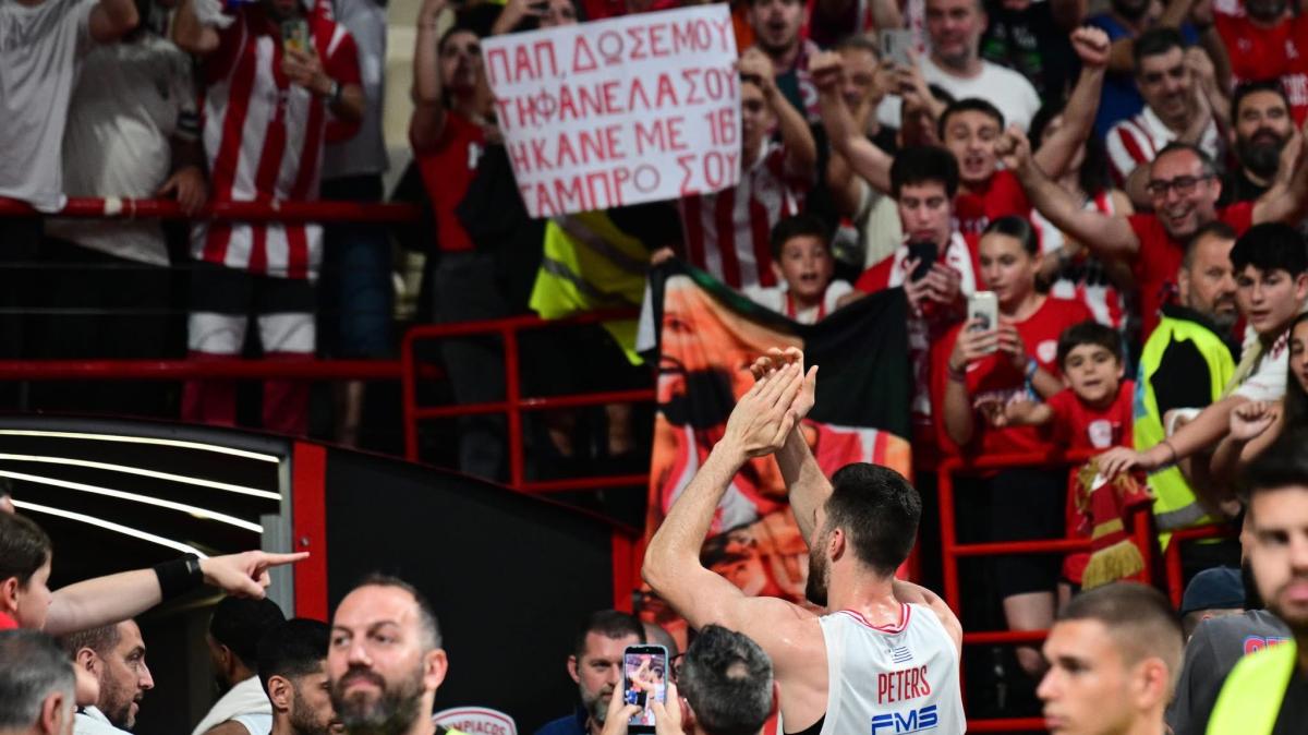 Olimpia Milano attende Alec Peters, e i tifosi dell'Olympiacos vanno sotto casa sua per farlo restare