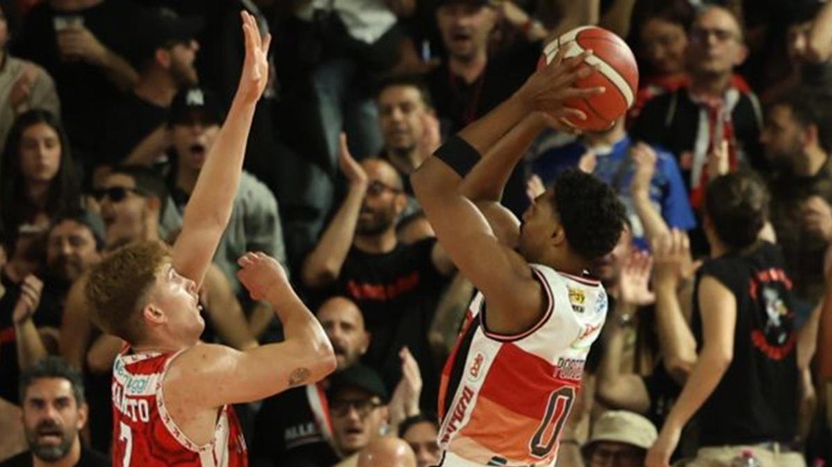 Pesaro–Rimini, tutto in una notte: la Vitrifrigo Arena si prepara alla resa dei conti