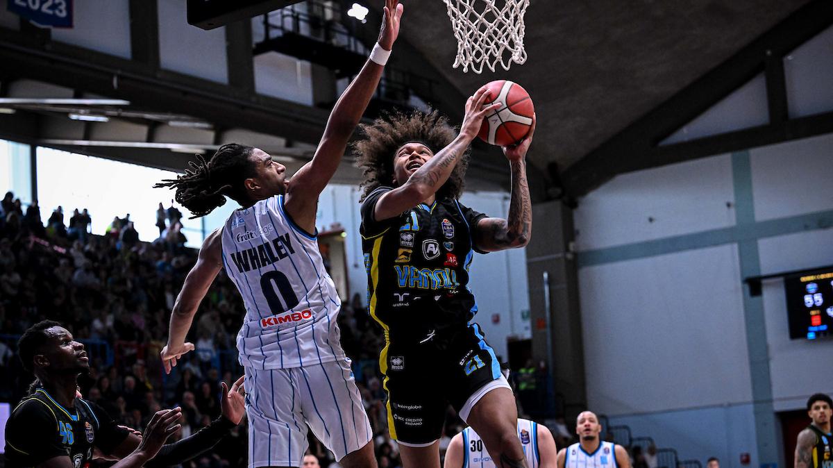 Vanoli Cremona batte Napoli per un passo decisivo per la salvezza: gli highlights