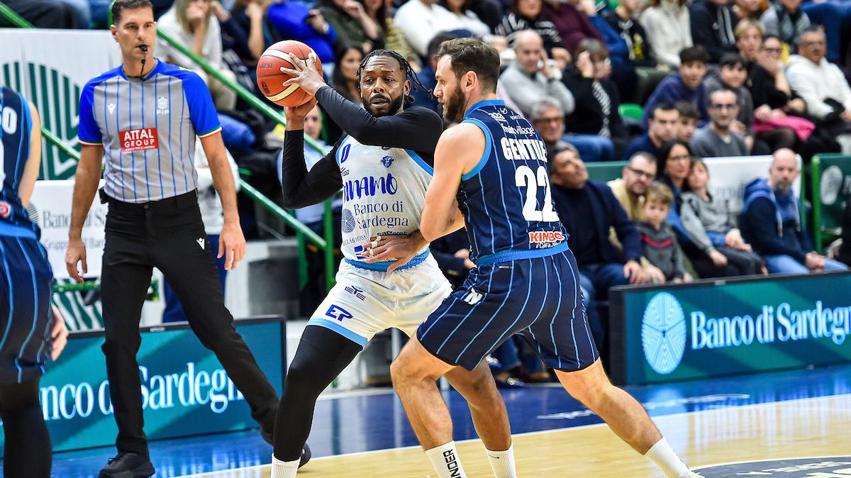 Dinamo Sassari vs Guerri Napoli: diretta (35-36 con 2:30, 2Q)