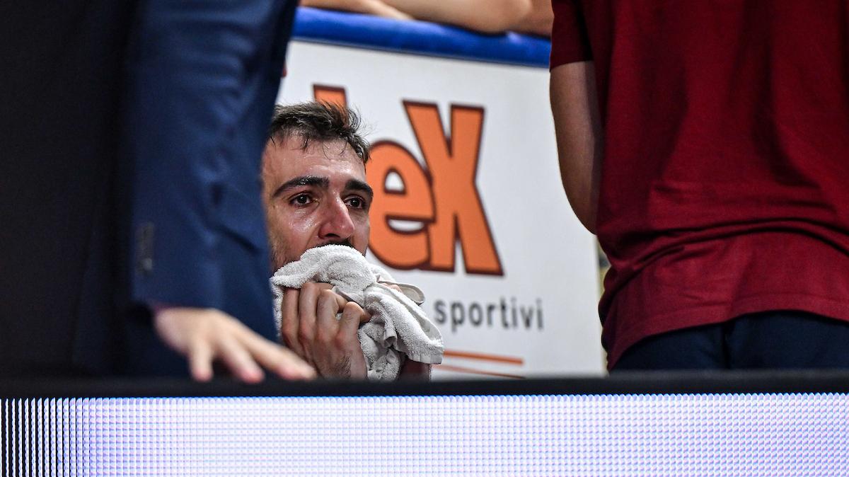 Taliercio in piedi per il capitano Tessitori, che esce in lacrime